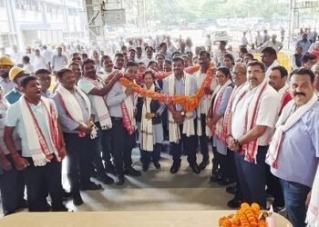 Tata motors bonus : टाटा मोटर्स प्लांट 3 में बोनस समझौते के बाद यूनियन नेताओं का जोरदार स्वागत, यूनियन महामंत्री आरके सिंह ने कहा – मजदूर हित में होते है फैसले Tata motors bonus : टाटा मोटर्स प्लांट 3 में बोनस समझौते के बाद यूनियन नेताओं का जोरदार स्वागत, यूनियन महामंत्री आरके सिंह ने कहा – मजदूर हित में होते है फैसले