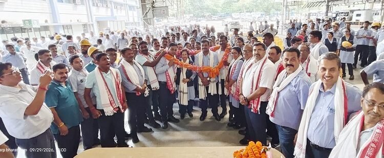 Tata motors bonus : टाटा मोटर्स प्लांट 3 में बोनस समझौते के बाद यूनियन नेताओं का जोरदार स्वागत, यूनियन महामंत्री आरके सिंह ने कहा – मजदूर हित में होते है फैसले