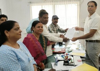 Jamshedpur public issue-बागबेड़ा कॉलोनी में शुक्रवार से नियमित होगा कचरा उठाव,बीडीओ से मिले पंचायत प्रतिनिधि, सौंपा मांग पत्र Jamshedpur public issue-बागबेड़ा कॉलोनी में शुक्रवार से नियमित होगा कचरा उठाव,बीडीओ से मिले पंचायत प्रतिनिधि, सौंपा मांग पत्र