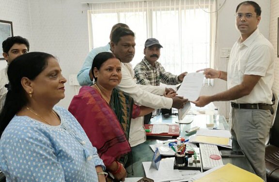 Jamshedpur public issue-बागबेड़ा कॉलोनी में शुक्रवार से नियमित होगा कचरा उठाव,बीडीओ से मिले पंचायत प्रतिनिधि, सौंपा मांग पत्र Jamshedpur public issue-बागबेड़ा कॉलोनी में शुक्रवार से नियमित होगा कचरा उठाव,बीडीओ से मिले पंचायत प्रतिनिधि, सौंपा मांग पत्र
