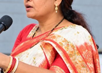west singhbhum ckp kavita path- भाषा, शिक्षा, संस्कृति और पर्यावरण संरक्षण पर कविता प्रस्तुत कर सुशीला सामाड ने श्रोताओं को किया मंत्रमुग्ध