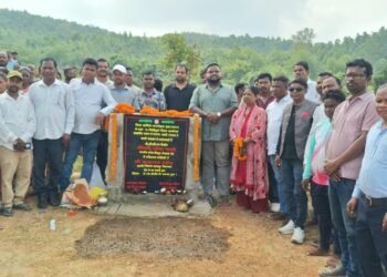 west singhbhum ckp – नकटी पंचायत के बांगरासाई गांव में पीसीसी सड़क निर्माण कार्य का शुभारंभ, 3 करोड़ की लागत से बनेगी 2 किलोमीटर सड़क, तीन पुल-पुलियों का भी होगा निर्माण : सन्नी उरांव