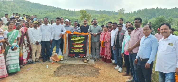 west singhbhum ckp – नकटी पंचायत के बांगरासाई गांव में पीसीसी सड़क निर्माण कार्य का शुभारंभ, 3 करोड़ की लागत से बनेगी 2 किलोमीटर सड़क, तीन पुल-पुलियों का भी होगा निर्माण : सन्नी उरांव west singhbhum ckp – नकटी पंचायत के बांगरासाई गांव में पीसीसी सड़क निर्माण कार्य का शुभारंभ, 3 करोड़ की लागत से बनेगी 2 किलोमीटर सड़क, तीन पुल-पुलियों का भी होगा निर्माण : सन्नी उरांव