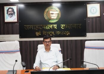 jamshedpur education department meeting : जमशेदपुर के उपायुक्त ने की शिक्षा विभाग की समीक्षा बैठक, छात्र-छात्राओं की उपस्थिति, आधार एवं बैंक खाता निर्माण, विद्यालयों की आधारभूत सुविधाओं और विभागीय योजनाओं की प्रगति की समीक्षा कर दिए आवश्यक दिशा-निर्देश jamshedpur education department meeting : जमशेदपुर के उपायुक्त ने की शिक्षा विभाग की समीक्षा बैठक, छात्र-छात्राओं की उपस्थिति, आधार एवं बैंक खाता निर्माण, विद्यालयों की आधारभूत सुविधाओं और विभागीय योजनाओं की प्रगति की समीक्षा कर दिए आवश्यक दिशा-निर्देश