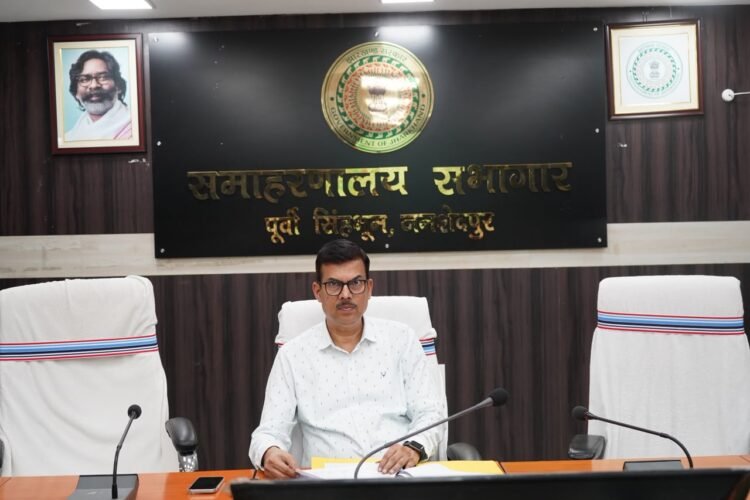 jamshedpur education department meeting : जमशेदपुर के उपायुक्त ने की शिक्षा विभाग की समीक्षा बैठक, छात्र-छात्राओं की उपस्थिति, आधार एवं बैंक खाता निर्माण, विद्यालयों की आधारभूत सुविधाओं और विभागीय योजनाओं की प्रगति की समीक्षा कर दिए आवश्यक दिशा-निर्देश