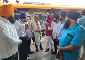 tatanagar railway demand : जालियांवाला बाग एक्सप्रेस के परिचालन पर रोक का निर्णय वापस लेने की मांग, सतबीर सिंह सूमो ने टाटानगर स्टेशन पर दक्षिण पूर्व रेलवे के अपर महाप्रबंधक मनीष कुमार जैन से मुलाकात कर रेल यात्रियों की उठायी आवाज tatanagar railway demand : जालियांवाला बाग एक्सप्रेस के परिचालन पर रोक का निर्णय वापस लेने की मांग, सतबीर सिंह सूमो ने टाटानगर स्टेशन पर दक्षिण पूर्व रेलवे के अपर महाप्रबंधक मनीष कुमार जैन से मुलाकात कर रेल यात्रियों की उठायी आवाज