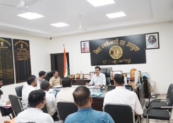 Jamshedpur dc meeting of highway task force : जमशेदपुर के उपायुक्त ने की हाईवे टास्क फोर्स की बैठक, राष्ट्रीय राजमार्ग पर अतिक्रमण व अवैध पार्किंग पर सख्ती, पारडीह से बालिगुमा तक चलेगा अभियान, सड़क सुरक्षा को लेकर स्पीड गन कैमरा, साइनेज एवं नियमित गश्ती बढ़ाने का निर्देश; 71 अतिक्रमित स्थल कराए गए मुक्त Jamshedpur dc meeting of highway task force : जमशेदपुर के उपायुक्त ने की हाईवे टास्क फोर्स की बैठक, राष्ट्रीय राजमार्ग पर अतिक्रमण व अवैध पार्किंग पर सख्ती, पारडीह से बालिगुमा तक चलेगा अभियान, सड़क सुरक्षा को लेकर स्पीड गन कैमरा, साइनेज एवं नियमित गश्ती बढ़ाने का निर्देश; 71 अतिक्रमित स्थल कराए गए मुक्त