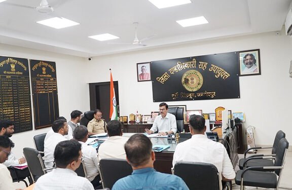 Jamshedpur dc meeting of highway task force : जमशेदपुर के उपायुक्त ने की हाईवे टास्क फोर्स की बैठक, राष्ट्रीय राजमार्ग पर अतिक्रमण व अवैध पार्किंग पर सख्ती, पारडीह से बालिगुमा तक चलेगा अभियान, सड़क सुरक्षा को लेकर स्पीड गन कैमरा, साइनेज एवं नियमित गश्ती बढ़ाने का निर्देश; 71 अतिक्रमित स्थल कराए गए मुक्त Jamshedpur dc meeting of highway task force : जमशेदपुर के उपायुक्त ने की हाईवे टास्क फोर्स की बैठक, राष्ट्रीय राजमार्ग पर अतिक्रमण व अवैध पार्किंग पर सख्ती, पारडीह से बालिगुमा तक चलेगा अभियान, सड़क सुरक्षा को लेकर स्पीड गन कैमरा, साइनेज एवं नियमित गश्ती बढ़ाने का निर्देश; 71 अतिक्रमित स्थल कराए गए मुक्त