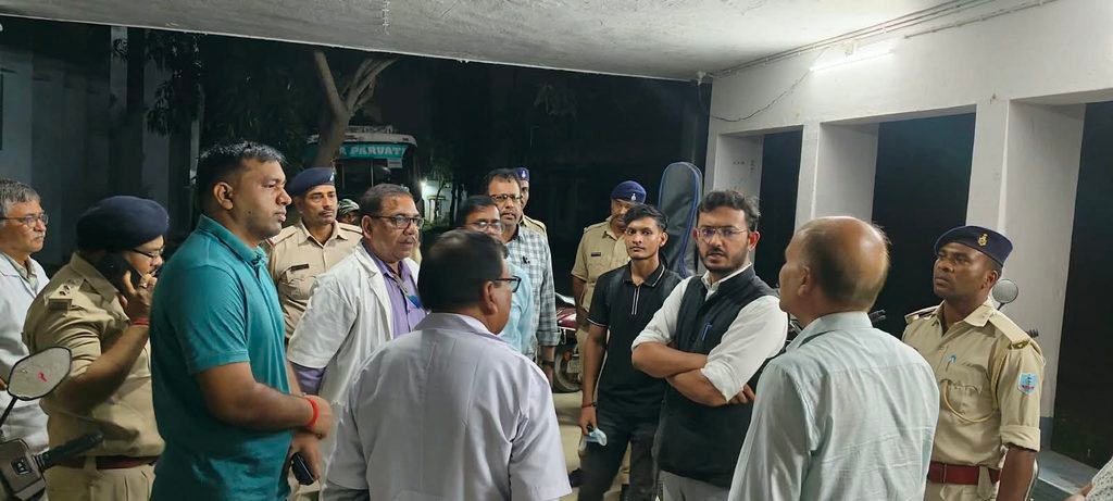 Jamshedpur mgm raging issue : जमशेदपुर के एमजीएम मेडिकल कॉलेज में रैगिंग को लेकर जांच शुरू, एसडीओ भी पहुंचे Jamshedpur mgm raging issue : जमशेदपुर के एमजीएम मेडिकल कॉलेज में रैगिंग को लेकर जांच शुरू, एसडीओ भी पहुंचे