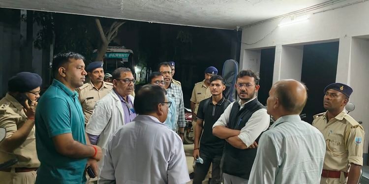 Jamshedpur mgm raging issue : जमशेदपुर के एमजीएम मेडिकल कॉलेज में रैगिंग को लेकर जांच शुरू, एसडीओ भी पहुंचे Jamshedpur mgm raging issue : जमशेदपुर के एमजीएम मेडिकल कॉलेज में रैगिंग को लेकर जांच शुरू, एसडीओ भी पहुंचे