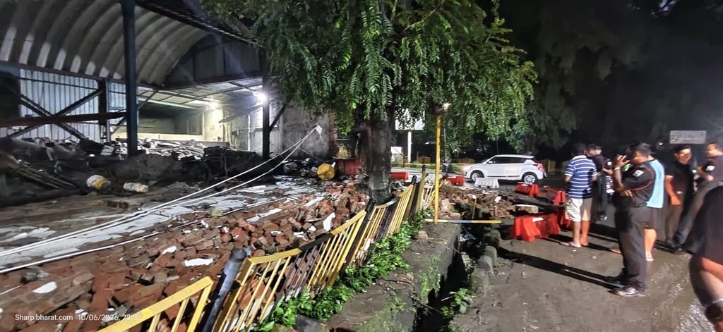 Jamshedpur heavy rain : जमशेदपुर में कुछ घंटो की बारिश से कई इलाकों में घुसा पानी, तार कंपनी के पास चारदीवारी गिरी Jamshedpur heavy rain : जमशेदपुर में कुछ घंटो की बारिश से कई इलाकों में घुसा पानी, तार कंपनी के पास चारदीवारी गिरी