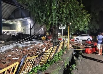 Jamshedpur heavy rain : जमशेदपुर में कुछ घंटो की बारिश से कई इलाकों में घुसा पानी, तार कंपनी के पास चारदीवारी गिरी Jamshedpur heavy rain : जमशेदपुर में कुछ घंटो की बारिश से कई इलाकों में घुसा पानी, तार कंपनी के पास चारदीवारी गिरी