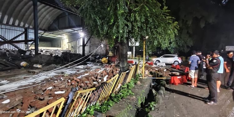 Jamshedpur heavy rain : जमशेदपुर में कुछ घंटो की बारिश से कई इलाकों में घुसा पानी, तार कंपनी के पास चारदीवारी गिरी Jamshedpur heavy rain : जमशेदपुर में कुछ घंटो की बारिश से कई इलाकों में घुसा पानी, तार कंपनी के पास चारदीवारी गिरी
