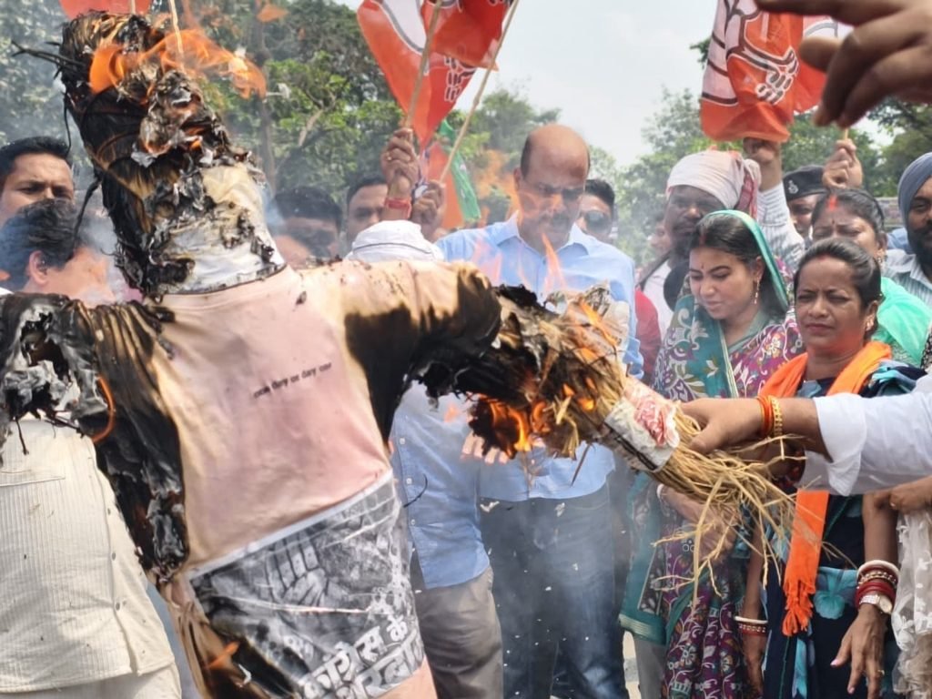 jamshedpur bjp : जमशेदपुर भाजपा ने फूंका संसद में विपक्ष के नेता राहुल गांधी का फूंका पुतला, कांग्रेस पर दोहरा चरित्र अपनाने का आरोप