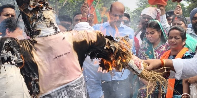 jamshedpur bjp : जमशेदपुर भाजपा ने फूंका संसद में विपक्ष के नेता राहुल गांधी का फूंका पुतला, कांग्रेस पर दोहरा चरित्र अपनाने का आरोप