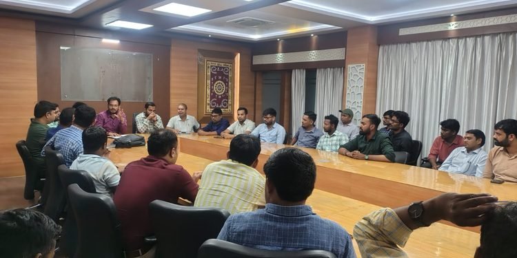 Jamshedpur potka mla manhandled engineer : पोटका विधायक पर लगा स्वर्णरेखा परियोजना के इंजीनियर से मारपीट करने का आरोप, इंजीनियरों में आक्रोश, आंदोलन की चेतावनी, देखिये – video