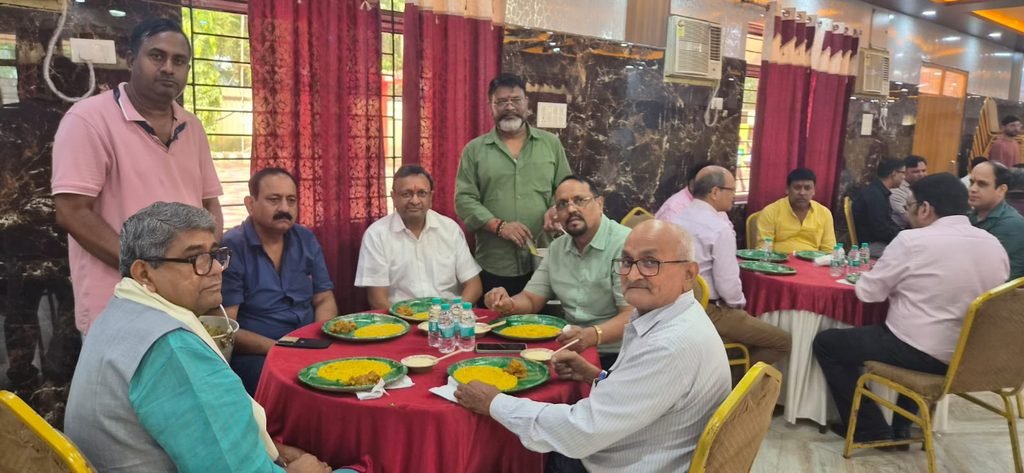 Jamshedpur durga puja : बिष्टुपुर श्रीश्री जी टाउन सार्वजनिक दुर्गा पूजा कमिटी के पूजा पंडाल में श्रद्धालुओं की भीड़, महाअष्टमी के महाभोग पर जुटे आम औऱ खास Jamshedpur durga puja : बिष्टुपुर श्रीश्री जी टाउन सार्वजनिक दुर्गा पूजा कमिटी के पूजा पंडाल में श्रद्धालुओं की भीड़, महाअष्टमी के महाभोग पर जुटे आम औऱ खास