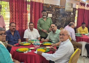 Jamshedpur durga puja : बिष्टुपुर श्रीश्री जी टाउन सार्वजनिक दुर्गा पूजा कमिटी के पूजा पंडाल में श्रद्धालुओं की भीड़, महाअष्टमी के महाभोग पर जुटे आम औऱ खास