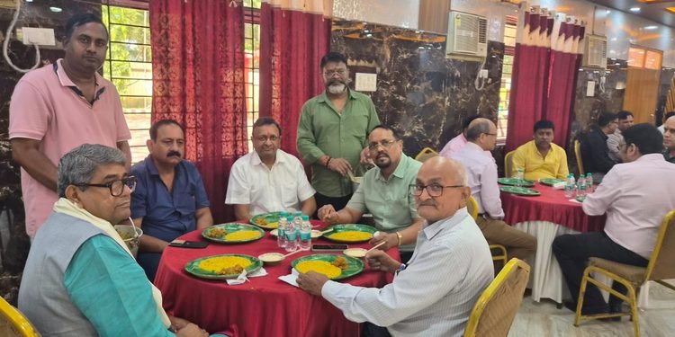 Jamshedpur durga puja : बिष्टुपुर श्रीश्री जी टाउन सार्वजनिक दुर्गा पूजा कमिटी के पूजा पंडाल में श्रद्धालुओं की भीड़, महाअष्टमी के महाभोग पर जुटे आम औऱ खास Jamshedpur durga puja : बिष्टुपुर श्रीश्री जी टाउन सार्वजनिक दुर्गा पूजा कमिटी के पूजा पंडाल में श्रद्धालुओं की भीड़, महाअष्टमी के महाभोग पर जुटे आम औऱ खास