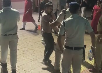 Howrah tata steel express stone pelting : हावड़ा टाटा एक्सप्रेस पर पत्थरबाजी, एक यात्री घायल