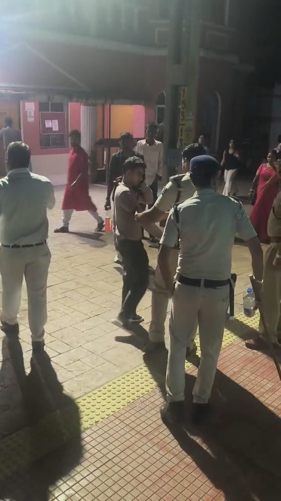 Howrah tata steel express stone pelting : हावड़ा टाटा एक्सप्रेस पर पत्थरबाजी, एक यात्री घायल