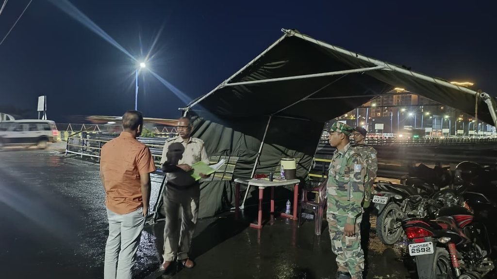 Jamshedpur ssp in action : जमशेदपुर के एसएसपी सड़क पर, डोबो और कदमा चेक पोस्टों का किया निरीक्षण Jamshedpur ssp in action : जमशेदपुर के एसएसपी सड़क पर, डोबो और कदमा चेक पोस्टों का किया निरीक्षण