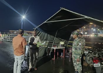 Jamshedpur ssp in action : जमशेदपुर के एसएसपी सड़क पर, डोबो और कदमा चेक पोस्टों का किया निरीक्षण Jamshedpur ssp in action : जमशेदपुर के एसएसपी सड़क पर, डोबो और कदमा चेक पोस्टों का किया निरीक्षण