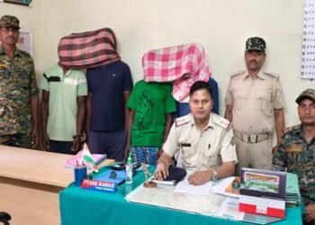 West singhbhum four accused arrested in dayan murder case : कराइकेला के कोलजोमरे गांव में डायन हत्या के चार आरोपी गिरफ्तार, पुलिस ने हत्या में प्रयुक्त डंडा भी किया बरामद West singhbhum four accused arrested in dayan murder case : कराइकेला के कोलजोमरे गांव में डायन हत्या के चार आरोपी गिरफ्तार, पुलिस ने हत्या में प्रयुक्त डंडा भी किया बरामद