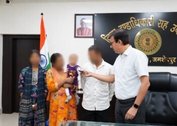 jamshedpur good news : सोनारी के विशेष दत्तक ग्रहण संस्था में रह रहे एक अनाथ बच्चे को मिले माता पिता, उपायुक्त के माध्यम से पति पत्नी ने गोद लिया अनाथ बच्चा