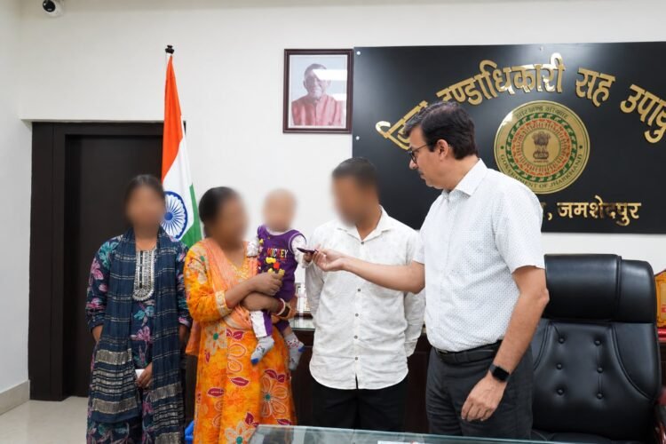 jamshedpur good news : सोनारी के विशेष दत्तक ग्रहण संस्था में रह रहे एक अनाथ बच्चे को मिले माता पिता, उपायुक्त के माध्यम से पति पत्नी ने गोद लिया अनाथ बच्चा