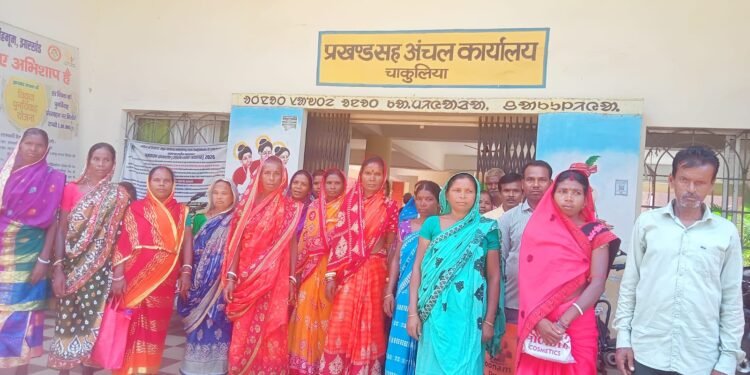 jamshedpur rural-लोधाशोली के ग्रामीणों ने सीओ को सौंपा ज्ञापन, सड़क अतिक्रमण मुक्त कराने की मांग jamshedpur rural-लोधाशोली के ग्रामीणों ने सीओ को सौंपा ज्ञापन, सड़क अतिक्रमण मुक्त कराने की मांग