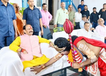 jamshedpur politics : बजरंगबलि का वेश धारण करने वाले युवक ने पूर्व मुख्यमंत्री रघुवर दास का छूआ पैर, हुआ राजनीतिक भूचाल, कांग्रेस ने कहा – पूर्व मुख्यमंत्री रघुवर दास ने धार्मिक आस्था का सम्मान नहीं किया, सार्वजनिक रूप से माफी मांगें