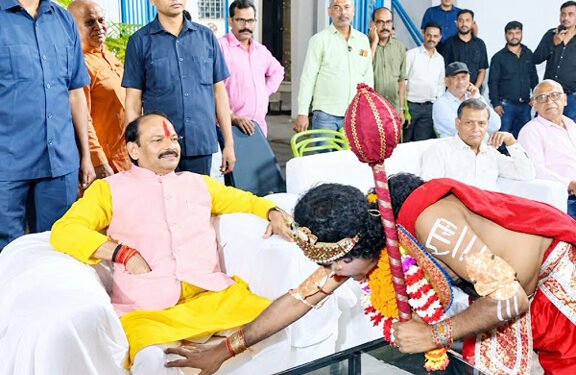 jamshedpur politics : बजरंगबलि का वेश धारण करने वाले युवक ने पूर्व मुख्यमंत्री रघुवर दास का छूआ पैर, हुआ राजनीतिक भूचाल, कांग्रेस ने कहा – पूर्व मुख्यमंत्री रघुवर दास ने धार्मिक आस्था का सम्मान नहीं किया, सार्वजनिक रूप से माफी मांगें