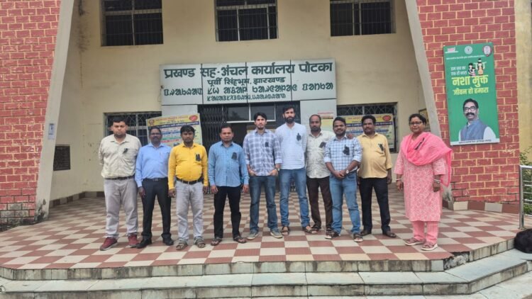 jamshedpur rural- रांची में राजस्व उप निरीक्षक की हत्या के विरोध में पोटका अंचल कार्यालय पर विरोध प्रदर्शन, गुरुवार को कलमबंद हड़ताल jamshedpur rural- रांची में राजस्व उप निरीक्षक की हत्या के विरोध में पोटका अंचल कार्यालय पर विरोध प्रदर्शन, गुरुवार को कलमबंद हड़ताल