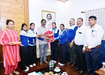 Jharkhand Players of indian women’s hockey team met cm hemant soren- सीएम हेमन्त सोरेन से एशियन गेम्स में स्वर्ण पदक जीतने वाली भारतीय महिला हॉकी टीम की झारखंड की खिलाड़ियों ने की मुलाकात, कहा- झारखंडी बेटियों की यह स्वर्णिम सफलता देश व राज्य के लिए गौरव और सम्मान की बात