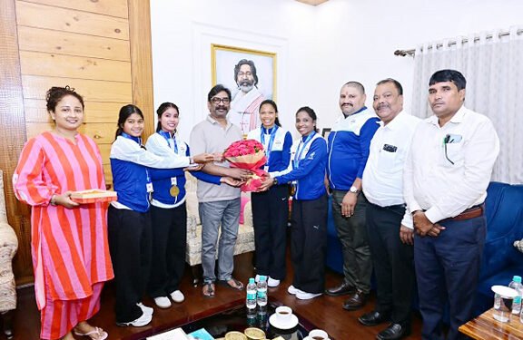 Jharkhand Players of indian women’s hockey team met cm hemant soren- सीएम हेमन्त सोरेन से एशियन गेम्स में स्वर्ण पदक जीतने वाली भारतीय महिला हॉकी टीम की झारखंड की खिलाड़ियों ने की मुलाकात, कहा- झारखंडी बेटियों की यह स्वर्णिम सफलता देश व राज्य के लिए गौरव और सम्मान की बात Jharkhand Players of indian women’s hockey team met cm hemant soren- सीएम हेमन्त सोरेन से एशियन गेम्स में स्वर्ण पदक जीतने वाली भारतीय महिला हॉकी टीम की झारखंड की खिलाड़ियों ने की मुलाकात, कहा- झारखंडी बेटियों की यह स्वर्णिम सफलता देश व राज्य के लिए गौरव और सम्मान की बात