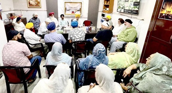 jamshedpur sikh samaj- गुरु रामदास के प्रकाश पर्व को समर्पित महान कीर्तन दरबार 31 अक्टूबर को, साकची गुरुद्वारा में दरबार साहिब के भाई गुरचरण सिंह करेंगे संगत को निहाल,बीबियों ने किया कीर्तन समागम के पोस्टर का विमोचन jamshedpur sikh samaj- गुरु रामदास के प्रकाश पर्व को समर्पित महान कीर्तन दरबार 31 अक्टूबर को, साकची गुरुद्वारा में दरबार साहिब के भाई गुरचरण सिंह करेंगे संगत को निहाल,बीबियों ने किया कीर्तन समागम के पोस्टर का विमोचन