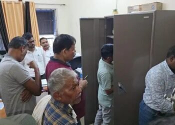 jharkhand acb action-चतरा मे एसीबी की कार्रवाई, लिपिक को रिश्वत लेते किया गिरफ्तार, कर्मचारियों में हड़कंप