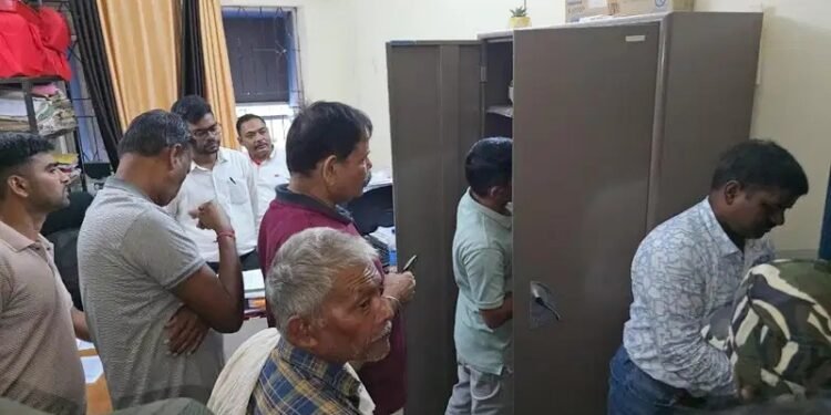 jharkhand acb action-चतरा मे एसीबी की कार्रवाई, लिपिक को रिश्वत लेते किया गिरफ्तार, कर्मचारियों में हड़कंप jharkhand acb action-चतरा मे एसीबी की कार्रवाई, लिपिक को रिश्वत लेते किया गिरफ्तार, कर्मचारियों में हड़कंप