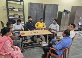 jamshedpur rural- राजस्व उप निरीक्षक की हत्या के विरोध में पोटका में कलमबंद हड़ताल, कामकाज ठप्प , हत्यारों की गिरफ्तारी और एसआईटी जांच की मांग, अनिश्चितकालीन हड़ताल की चेतावनी jamshedpur rural- राजस्व उप निरीक्षक की हत्या के विरोध में पोटका में कलमबंद हड़ताल, कामकाज ठप्प , हत्यारों की गिरफ्तारी और एसआईटी जांच की मांग, अनिश्चितकालीन हड़ताल की चेतावनी