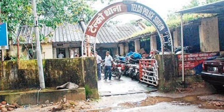 Jamshedpur no coue in girl abduction case : टेल्को क्षेत्र से छात्रा के अपहरण के मामले में तीन दिन बाद भी पुलिस के हाथ खाली, जबरन कार में बैठाकर घंटों शहर में घुमाते रहे थे अपहर्ता, जांच में जुटी टेल्को पुलिस फिलहाल नहीं दे पा रही कोई जानकारी Jamshedpur no coue in girl abduction case : टेल्को क्षेत्र से छात्रा के अपहरण के मामले में तीन दिन बाद भी पुलिस के हाथ खाली, जबरन कार में बैठाकर घंटों शहर में घुमाते रहे थे अपहर्ता, जांच में जुटी टेल्को पुलिस फिलहाल नहीं दे पा रही कोई जानकारी