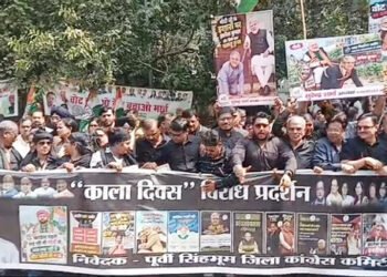 jamshedpur congress protest-जिला कांग्रेस ने मनाया काला दिवस, मुख्य चुनाव आयुक्त के इस्तीफे की मांग को लेकर डीसी कार्यालय पर विरोध प्रदर्शन, चुनावी प्रक्रिया में अनियमितताओं का लगाया आरोप, ईवीएम व एसआईआर पर उठाए सवाल, देखिए video jamshedpur congress protest-जिला कांग्रेस ने मनाया काला दिवस, मुख्य चुनाव आयुक्त के इस्तीफे की मांग को लेकर डीसी कार्यालय पर विरोध प्रदर्शन, चुनावी प्रक्रिया में अनियमितताओं का लगाया आरोप, ईवीएम व एसआईआर पर उठाए सवाल, देखिए video