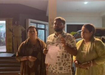 adityapur attack on youth : आदित्यपुर प्रभात पार्क में देर रात मनचलों की गुंडागर्दी, घर में घुसकर हमला और फायरिंग का प्रयास, देखिये – video adityapur attack on youth : आदित्यपुर प्रभात पार्क में देर रात मनचलों की गुंडागर्दी, घर में घुसकर हमला और फायरिंग का प्रयास, देखिये – video