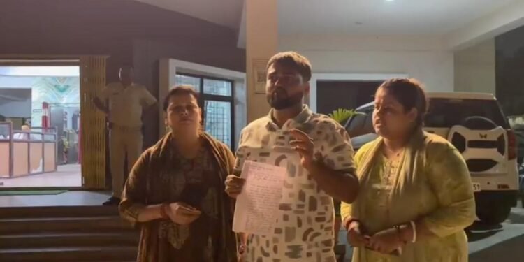 adityapur attack on youth : आदित्यपुर प्रभात पार्क में देर रात मनचलों की गुंडागर्दी, घर में घुसकर हमला और फायरिंग का प्रयास, देखिये – video