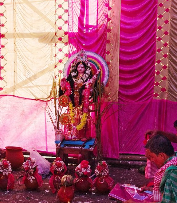 jamshedpur rural- चाकुलिया के सरडीहा में मां लक्ष्मी की प्रतिमा स्थापित कर की गई पूजा,निकली कलश यात्रा jamshedpur rural- चाकुलिया के सरडीहा में मां लक्ष्मी की प्रतिमा स्थापित कर की गई पूजा,निकली कलश यात्रा