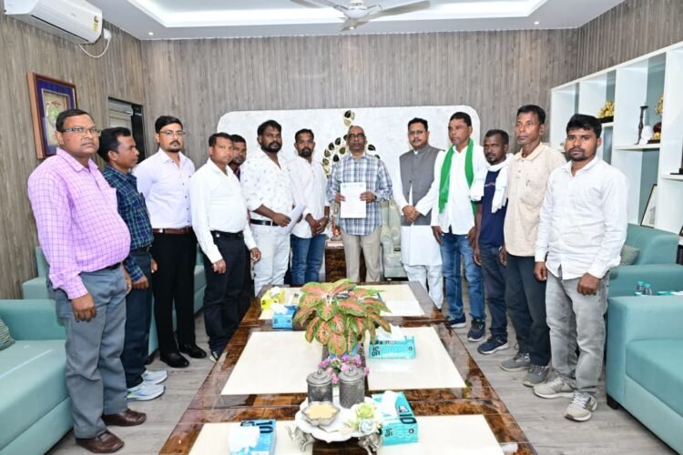 jharkhand munda samaj : मुख्यमंत्री हेमन्त सोरेन से मुंडा समाज के एक प्रतिनिधिमंडल ने की मुलाकात, ऑनलाइन खतियान में जाति के कालम में सुधार का किया अनुरोध jharkhand munda samaj : मुख्यमंत्री हेमन्त सोरेन से मुंडा समाज के एक प्रतिनिधिमंडल ने की मुलाकात, ऑनलाइन खतियान में जाति के कालम में सुधार का किया अनुरोध