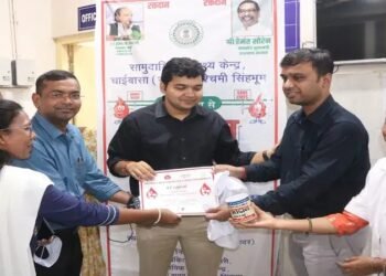 west singhbhum blood donation-चाईबासा के छह स्वास्थ्य केंद्रों में लगा रक्तदान शिविर, 312 यूनिट रक्त संग्रह, पहली बार रक्तदान करने वाली महिलाओं को किया गया सम्मानित