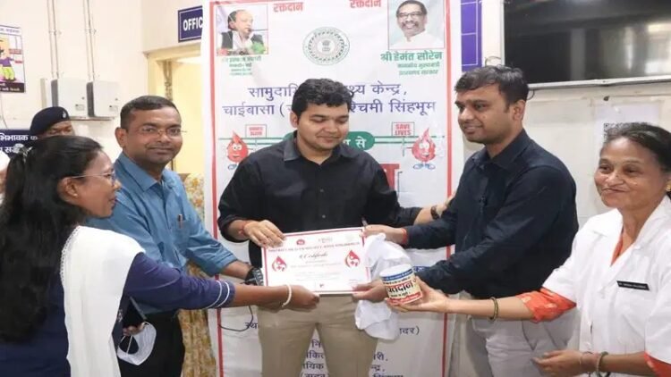 west singhbhum blood donation-चाईबासा के छह स्वास्थ्य केंद्रों में लगा रक्तदान शिविर, 312 यूनिट रक्त संग्रह, पहली बार रक्तदान करने वाली महिलाओं को किया गया सम्मानित