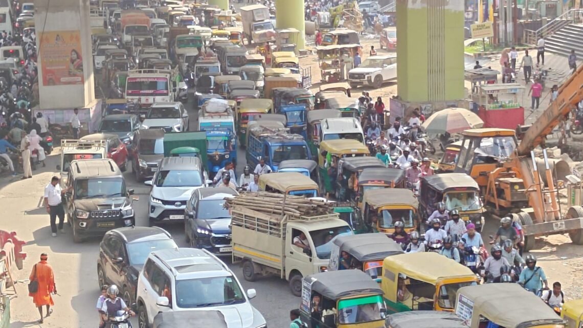 jamshedpur mango bridge jaam-सोमवार को एक बजे से लेकर चार बजे तक मानगो पुल रहा जाम, तीन घंटे तक रेंगते रहे वाहन, परेशान रहे लोग jamshedpur mango bridge jaam-सोमवार को एक बजे से लेकर चार बजे तक मानगो पुल रहा जाम, तीन घंटे तक रेंगते रहे वाहन, परेशान रहे लोग