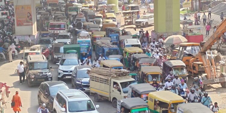 jamshedpur mango bridge jaam-सोमवार को एक बजे से लेकर चार बजे तक मानगो पुल रहा जाम, तीन घंटे तक रेंगते रहे वाहन, परेशान रहे लोग jamshedpur mango bridge jaam-सोमवार को एक बजे से लेकर चार बजे तक मानगो पुल रहा जाम, तीन घंटे तक रेंगते रहे वाहन, परेशान रहे लोग